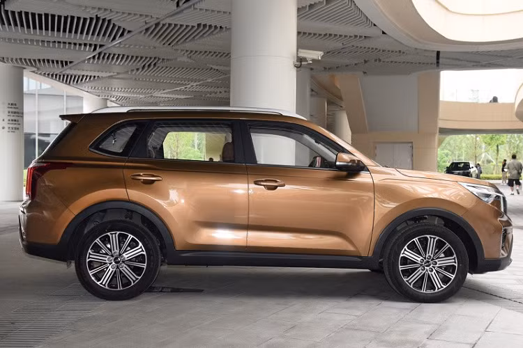 Là đối thủ cạnh tranh của Honda CR-V cũng như Hyundai Tucson, Kia Sportage Ace 2021 sở hữu chiều dài 4.530 mm, chiều rộng 1.850 mm, chiều cao 1.695 mm và chiều dài cơ sở 2.640 mm. Nếu so về kích thước, xe lép vế trước các đối thủ cùng phân khúc. Bên ngoài, nó có thiết kế hoàn toàn khác biệt so với Sportage thế hệ mới ở thị trường quốc tế. Ngoài ra, ngoại hình của mẫu crossover này còn thay đổi theo phiên bản.