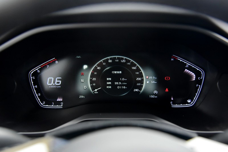 Chưa hết, mẫu crossover cỡ C này còn có bảng đồng hồ kỹ thuật số với màn hình LCD 7 inch, màn hình thông tin giải trí dạng cảm ứng 10,25 inch, phanh đỗ xe điện tử, tính năng tự động giữ phanh tạm thời, hệ thống định vị thời gian thực, chơi nhạc trực tuyến và ra lệnh bằng giọng nói.