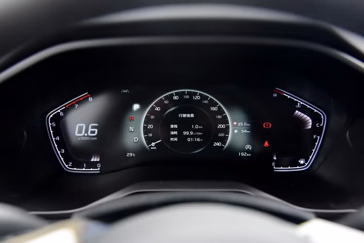 Chưa hết, mẫu crossover cỡ C này còn có bảng đồng hồ kỹ thuật số với màn hình LCD 7 inch, màn hình thông tin giải trí dạng cảm ứng 10,25 inch, phanh đỗ xe điện tử, tính năng tự động giữ phanh tạm thời, hệ thống định vị thời gian thực, chơi nhạc trực tuyến và ra lệnh bằng giọng nói.