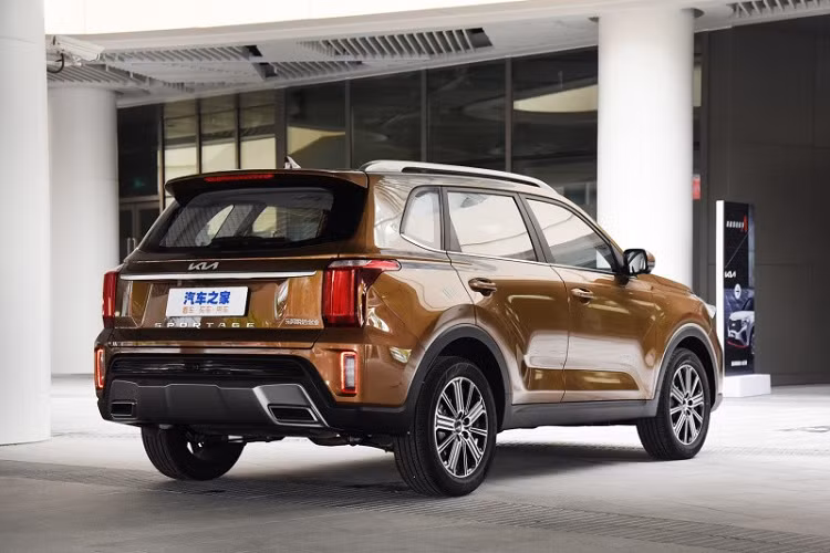 Cụ thể, mẫu xe SUV Kia Sportage Ace 2021 bản thường được trang bị lưới tản nhiệt "mũi hổ" đặc trưng với kích thước lớn, không viền và đi kèm những nan mạ crôm nằm dọc bên trong, gợi liên tưởng đến thác nước. Nằm giữa lưới tản nhiệt này là logo mới của hãng Kia. Trong khi đó, trên đỉnh lưới tản nhiệt là nẹp mạ crôm ôm lấy nắp ca-pô.