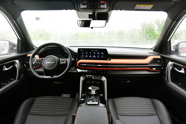 Bên trong Kia Sportage Ace 2021 là nội thất 5 chỗ ngồi với thiết kế bất đối xứng nhằm tạo dấu ấn độc đáo. Mặt táp-lô và cửa gió điều hòa của xe được thiết kế nằm ngang, mang đến cảm giác rộng rãi cho nội thất.