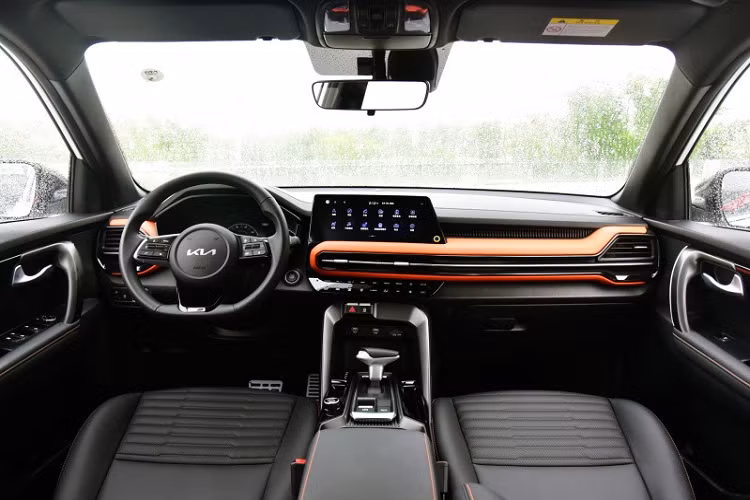 Bên trong Kia Sportage Ace 2021 là nội thất 5 chỗ ngồi với thiết kế bất đối xứng nhằm tạo dấu ấn độc đáo. Mặt táp-lô và cửa gió điều hòa của xe được thiết kế nằm ngang, mang đến cảm giác rộng rãi cho nội thất.