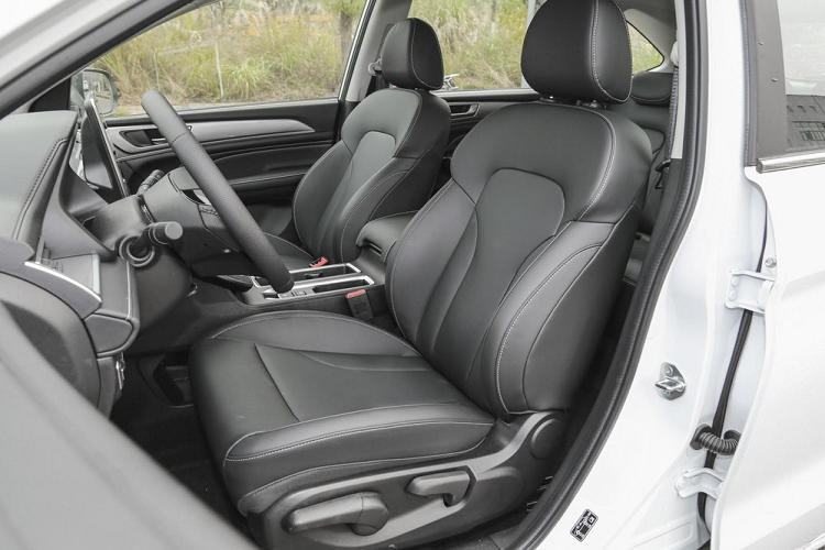 Ở phía sau, mẫu xe mới sử dụng thiết kế đèn hậu dạng thanh dài, và logo thương hiệu được di chuyển xuóng bên dưới đèn hậu. Phông chữ logo trông lớn hơn và bắt mắt hơn so với mẫu hiện tại. Phần dưới của tấm cản sau có được lắp một đường viền mạ crôm bóng biển, giúp cải thiện khả năng nhận diện và phân lớp của chiếc xe mới. Chưa hết, Haval M6 Plus 2021 còn áp dụng thiết kế ống xả giấu kín.