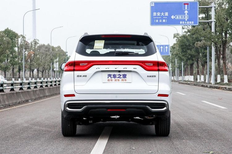 Về ngoại hình, Haval M6 Plus giá rẻ được trang bị lưới tản nhiệt kích thước lớn phía trước, kết hợp cùng hốc hút gió hình thang bên dưới, qua đó khiến mẫu xe mới trong thời trang hơn. Đồng thời, dù phần bên trong lưới tản nhiệt vẫn sử dụng thiết kế dạng lưới, nhưng được điều chỉnh theo kiểu phân bố nghiêng, giúp xe mới trông năng động hơn.