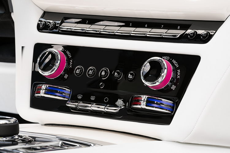 Ghost thế hệ sử dụng cấu trúc khung gầm Architecture of Luxury, thay cho phần khung gầm sử dụng chung với BMW 7 Series ở thế hệ trước. Hệ thống khung này đã từng được sử dụng cho những mẫu xe như Phantom hay cả mẫu SUV đắt khách Cullinan.