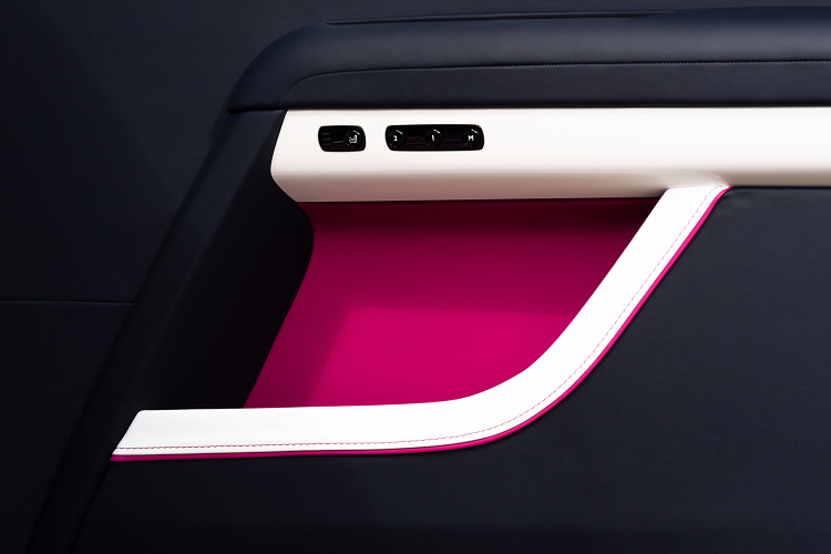 Chiếc xe sở hữu khoang nội thất kết hợp giữa hai màu xanh Navy Blue và trắng Arctic White. Hai màu sắc này cùng kết hợp với nhau trên một số chi tiết như bảng điều khiển màu trắng và các phần bụng cửa được bọc da màu xanh Navy Blue chủ đạo. Hệ thống ghế ngồi của phiên bản cũng được phối xen kẽ, linh hoạt giữa hai màu sắc này.