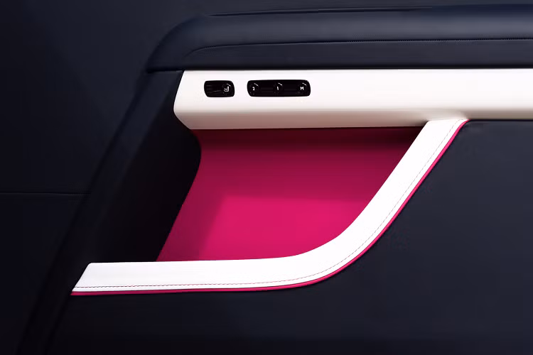 Chiếc xe sở hữu khoang nội thất kết hợp giữa hai màu xanh Navy Blue và trắng Arctic White. Hai màu sắc này cùng kết hợp với nhau trên một số chi tiết như bảng điều khiển màu trắng và các phần bụng cửa được bọc da màu xanh Navy Blue chủ đạo. Hệ thống ghế ngồi của phiên bản cũng được phối xen kẽ, linh hoạt giữa hai màu sắc này.