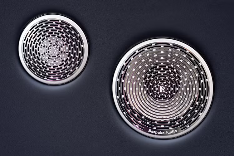 Đối lập với chiếc Ghost màu hồng đầy nữ tính, chiếc SUV hàng đầu của thương hiệu Cullinan Black Badge lại được khoác lên mình lớp áo màu xanh lam Iced Turchese. Lớp áo này có hơi hướng màu Baby Blue nhưng bề mặt sơn lại phản chiếu hiệu ứng ấn tượng. Kết hợp với lớp áo nổi bật chính là loạt chi tiết chrome đen ở ngoại thất đặc trưng của Black Badge.