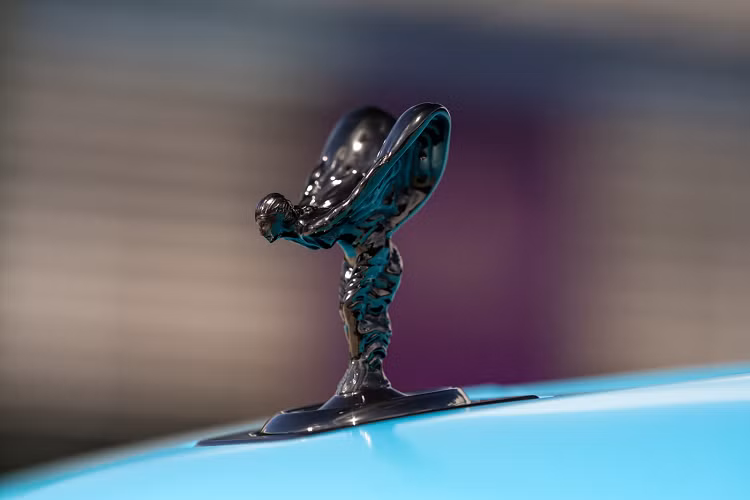 Tuy nhiên những chiếc Black Badge lại thường được những vị chủ sở hữu “có gu” lựa chọn kết hợp với những màu sắc nổi bật phù hợp với cá tính của họ. Bên cạnh những yếu tố khác biệt về mặt thẩm mỹ, những chiếc xe thuộc dòng Rolls-Royce Black Badge đều có mức công suất đầu ra mạnh hơn so với phiên bản thông thường, đem tới trải nghiệm lái thú vị hơn cho chủ sở hữu.