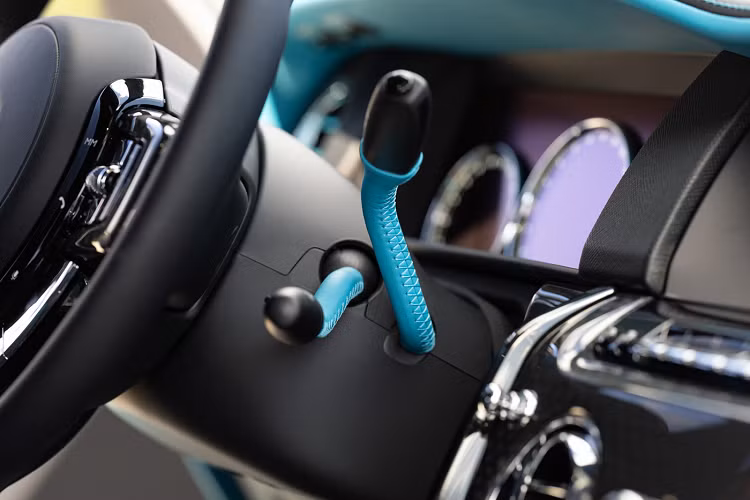 Ngoài ra, thương hiệu cũng tô điểm cho khoang nội thất một số chi tiết da màu Shieda – Màu sắc da bọc nội thất mới của Rolls-Royce màu hồng đậm. Thương hiệu cũng sử dụng màu sắc này cho các đường viền ghế cũng như chỉ thêu logo Rolls-Royce trên tựa đầu của xe cũng như tay nắm trên trần xe và cả các chi tiết nút điều chỉnh trên bản điều khiển trung tâm cũng được viền màu hồng nổi bật.