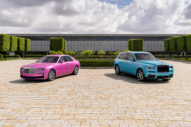 Sự kiện năm nay cũng không phải một ngoại lệ khi thương hiệu sẽ đem tới cặp đôi xe với hai màu sắc Xanh – Hồng đối lập. Hai màu sắc đối lập này được Rolls-Royce sử dụng trong việc cá nhân hóa hai mẫu xe bao gồm Rolls-Royce Cullinan Black Badge 2021 mới với sắc xanh lam và Rolls-Royce Ghost hoàn toàn mới được hoàn thiện với ngoại thất màu hồng đầy cá tính và nổi bật.
