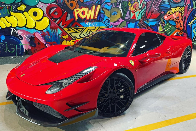 Được biết, đây là chiếc siêu xe Ferrari 458 Italia độ Misha Designs có một không hai tại Việt Nam. Xe mang ngoại thất màu đỏ rực rỡ và chia tay chủ nhân tròn 1 năm se duyên với nhau. Tại thị trường trong nước, còn có 2 chiếc siêu xe Ferrari khác độ body kit của Misha Designs nhưng đều thuộc phiên bản 488 GTB.