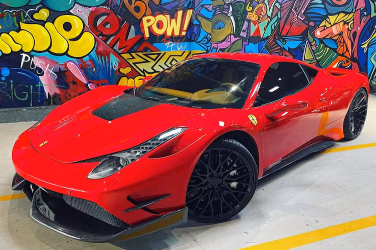 Được biết, đây là chiếc siêu xe Ferrari 458 Italia độ Misha Designs có một không hai tại Việt Nam. Xe mang ngoại thất màu đỏ rực rỡ và chia tay chủ nhân tròn 1 năm se duyên với nhau. Tại thị trường trong nước, còn có 2 chiếc siêu xe Ferrari khác độ body kit của Misha Designs nhưng đều thuộc phiên bản 488 GTB.