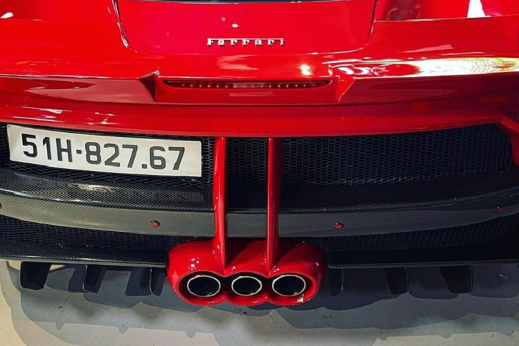 Vòng ra phía đuôi xe Misha Designs Limited Edition 458 sẽ thấy được "lột xác" hoàn toàn với dàn áo nguyên bản được tháo bỏ thay vào đó là một tấm lưới tản nhiệt lộ thiên cùng một thanh bằng sợi carbon cỡ lớn đặt giữa và hai thanh khác đặt dọc để cố định tấm lưới này.