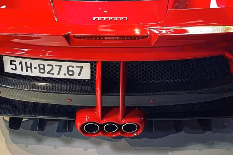 Vòng ra phía đuôi xe Misha Designs Limited Edition 458 sẽ thấy được "lột xác" hoàn toàn với dàn áo nguyên bản được tháo bỏ thay vào đó là một tấm lưới tản nhiệt lộ thiên cùng một thanh bằng sợi carbon cỡ lớn đặt giữa và hai thanh khác đặt dọc để cố định tấm lưới này.