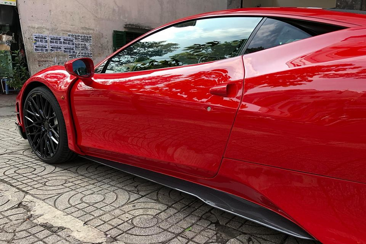 Khá đáng tiếc là gói độ body kit của hãng Misha Designs chỉ chú trọng vào việc nâng cấp ngoại hình mà không thay đổi gì khối động cơ V8, dung tích 4.5 lít trên siêu xe Ferrari 458 Italia.