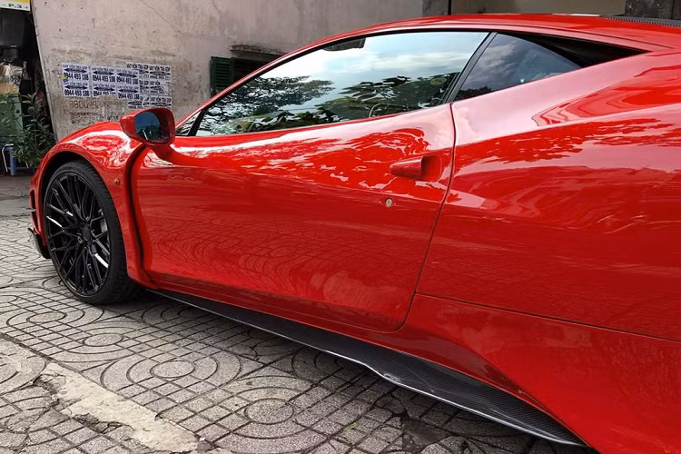 Khá đáng tiếc là gói độ body kit của hãng Misha Designs chỉ chú trọng vào việc nâng cấp ngoại hình mà không thay đổi gì khối động cơ V8, dung tích 4.5 lít trên siêu xe Ferrari 458 Italia.