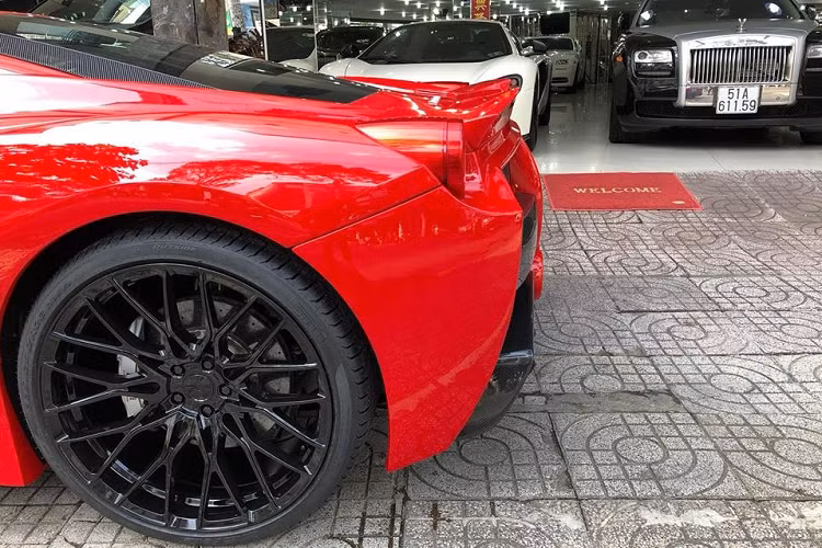 "Trái tim" này trên Ferrari phiên bản 458 Italia sẽ sản sinh công suất tối đa 562 mã lực và mô-men xoắn cực đại 540 Nm. "Siêu ngựa" 458 Italia độ Misha Designs độc nhất Việt Nam sẽ mất khoảng thời gian 3,4 giây để tăng tốc từ vị trí đứng yên lên 100 km/h trước khi đạt tốc độ tối đa 320 km/h.