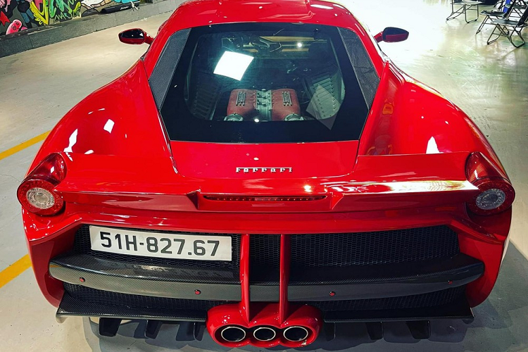 So với bản tiêu chuẩn, Ferrari 458 Italia gắn body kit Misha Designs Limited Edition 458 nên có ngoại hình rất dữ dằn với cản va trước mới, 2 bên đầu xe có thêm vây cá cùng tạo hình lạ mắt, nắp capô mới với 1 điểm nhấn nhẹ bằng carbon, vòm bánh xe được nới rộng thêm tạo vẻ dữ dằn và nẹp sườn xe bằng carbon.