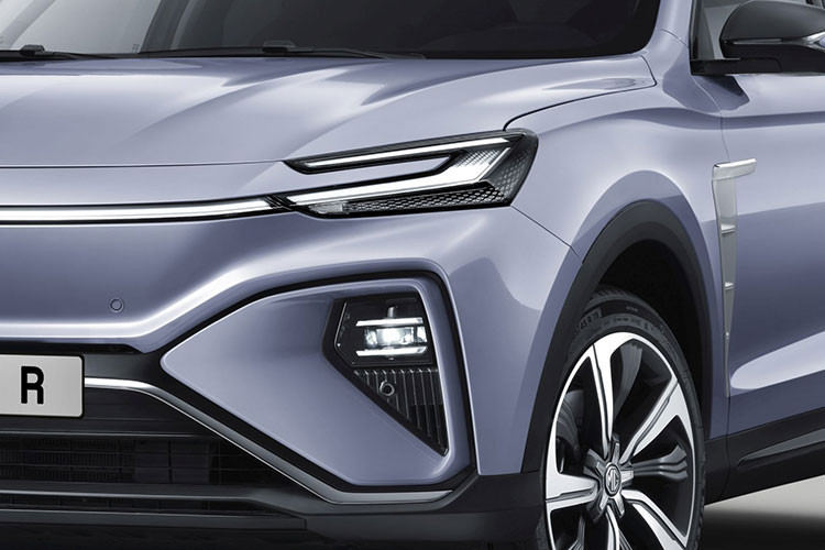 Vòng sang bên sườn, chúng ta sẽ thấy bộ vành hợp kim cỡ lớn với thiết kế 5 chấu kép phối 2 màu và khe gió trên chắn bùn trước. Ngoài ra, mẫu xe còn có nóc dốc dần về phía sau khá phong cách và tay nắm cửa nằm chìm vào thân xe.