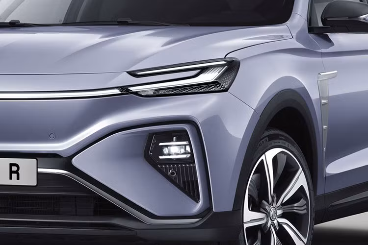 Vòng sang bên sườn, chúng ta sẽ thấy bộ vành hợp kim cỡ lớn với thiết kế 5 chấu kép phối 2 màu và khe gió trên chắn bùn trước. Ngoài ra, mẫu xe còn có nóc dốc dần về phía sau khá phong cách và tay nắm cửa nằm chìm vào thân xe.