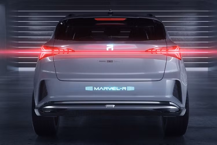 Đằng sau, MG Marvel R Electric 2021 được trang bị đèn hậu thanh mảnh, nối liền với nhau. Họa tiết bên trong cụm đèn hậu gợi liên tưởng đến phần đuôi của mũi tên. Thêm vào đó là cánh gió mui, logo MG khá nhỏ trên cửa cốp và khe gió hình tam giác ở cản sau.