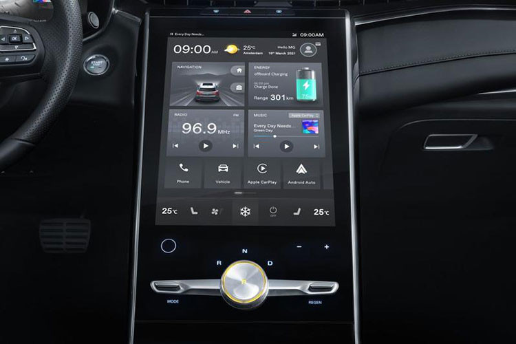 Chưa hết, nội thất của MG Marvel R Electric 2021 còn được bọc da với chỉ khâu màu tương phản và trang bị hệ thống đèn viền. Đằng sau hàng ghế cuối cùng của mẫu SUV cỡ trung này là khoang hành lý có thể tích 357 lít. Nếu ghế sau gập xuống, khoang hành lý sẽ có thể tích 1.396 lít.