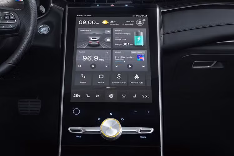 Chưa hết, nội thất của MG Marvel R Electric 2021 còn được bọc da với chỉ khâu màu tương phản và trang bị hệ thống đèn viền. Đằng sau hàng ghế cuối cùng của mẫu SUV cỡ trung này là khoang hành lý có thể tích 357 lít. Nếu ghế sau gập xuống, khoang hành lý sẽ có thể tích 1.396 lít.