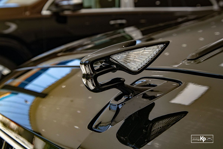 Ghế ngồi của mẫu sedan siêu sang này sử dụng họa tiết kim cương với chất liệu da bò thật, mọi ghế đều có thể chỉnh điện với tính năng massage, sưởi ấm, làm mát... Hàng ghế sau của xe là 2 vị trí ngồi tách biệt được trang bị bệ đỡ đầu, tủ lạnh mini, bảng điều chỉnh điều hòa ở ngay vị trí trung tâm.