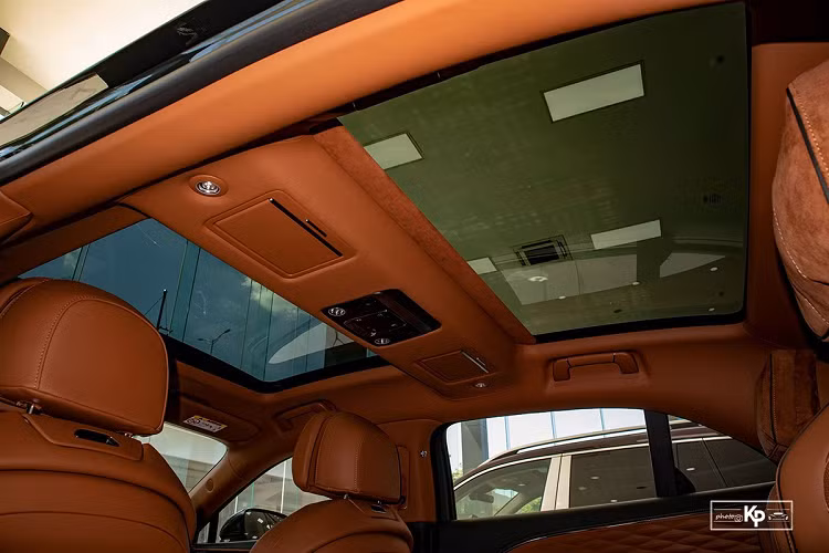 Di chuyển vào bên trong khoang lái, siêu phẩm Flying Spur First Edition 2021 của Bentley cũng tương tự những bản đã về Việt Nam trước đây. Xe sử dụng tông màu nâu da bò kết hợp màu xám xanh đặc trưng, đây đều là chất liệu cao cấp mang đến trải nghiệm đỉnh cao cho khách hàng.
