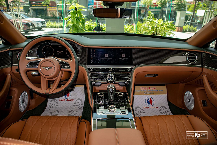 Ở Việt Nam, số lượng xe siêu sang Bentley Flying Spur 2021 về nước cũng không nhiều và thường được các doanh nghiệp tư nhân nhập, chào bán. Chiếc Bentley Flying Spur trong bài viết thuộc phiên bản First Edition với ngoại thất đen hoàn toàn siêu sang trọng và đây là "hàng hiếm" ở thị trường trong nước tính đến thời điểm này.