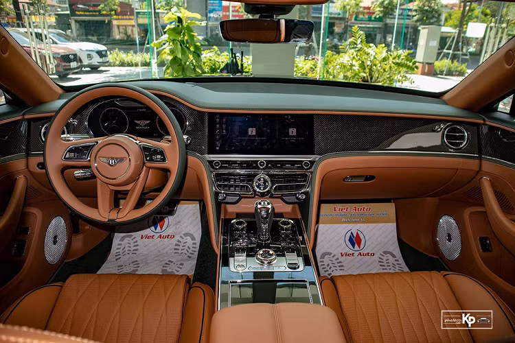 Ở Việt Nam, số lượng xe siêu sang Bentley Flying Spur 2021 về nước cũng không nhiều và thường được các doanh nghiệp tư nhân nhập, chào bán. Chiếc Bentley Flying Spur trong bài viết thuộc phiên bản First Edition với ngoại thất đen hoàn toàn siêu sang trọng và đây là "hàng hiếm" ở thị trường trong nước tính đến thời điểm này.