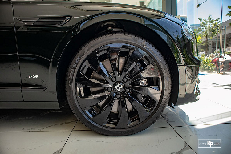 Các tính năng an toàn cao cấp trên Bentley Flying Spur 2021 có thể kể đến như hệ thống ga hình trình thích ứng, phanh tự động, cảnh báo va chạm trước/sau, hỗ trợ đỗ xe chủ động, cảnh báo điểm mù, cảnh báo lệch làn và hỗ trợ giữ làng đường, hệ thống quan sát ban đêm Màn hình HUD.