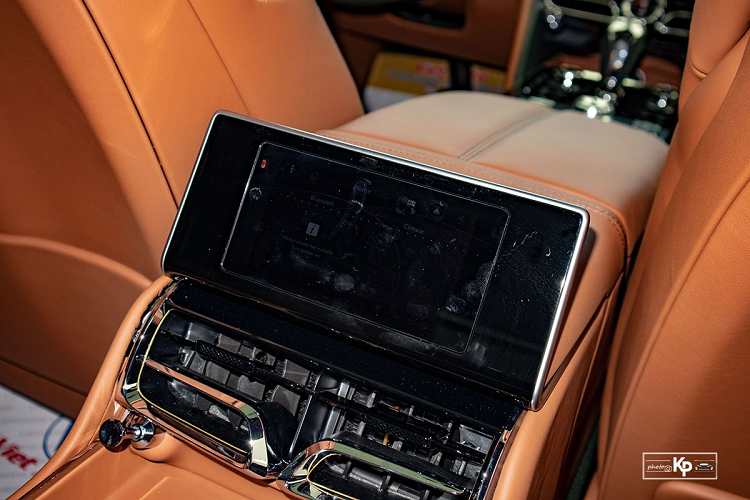 Mẫu xe hơi mới Bentley Flying Spur giờ đây cũng được cải tiến với bộ mâm 21 inch, gương chiếu hậu sơn đen giúp "ăn" nhập với tổng thể cùng nhiều tính năng cao cấp như sưởi/sấy kính, chỉnh điện, gập tự động, cảnh báo điểm mù... Đuôi xe là cặp đèn hậu 2 tầng tạo hình chữ "B", ống xả kép giúp chiếc xe trở nên cân đối hơn.