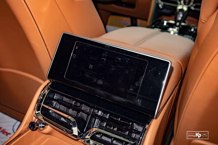 Mẫu xe hơi mới Bentley Flying Spur giờ đây cũng được cải tiến với bộ mâm 21 inch, gương chiếu hậu sơn đen giúp "ăn" nhập với tổng thể cùng nhiều tính năng cao cấp như sưởi/sấy kính, chỉnh điện, gập tự động, cảnh báo điểm mù... Đuôi xe là cặp đèn hậu 2 tầng tạo hình chữ "B", ống xả kép giúp chiếc xe trở nên cân đối hơn.