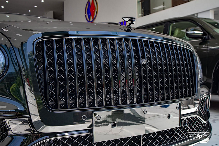 Chiếc Bentley Flying Spur Black Edition được trang bị khối động cơ V8, dung tích 4.0L sản sinh công suất tối đa 521 mã lực và 680 Nm mô-men xoắn. Truyền sức mạnh đến bánh xe là hộp số tự động 8 cấp ZF và hệ dẫn động 4 bánh toàn thời gian. Mẫu xe này có thời gian tăng tốc từ 0 - 100 km/h trong khoảng 4 giây và tốc độ tối đa 300 km/h.