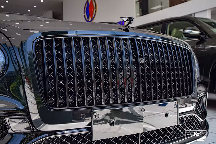 Chiếc Bentley Flying Spur Black Edition được trang bị khối động cơ V8, dung tích 4.0L sản sinh công suất tối đa 521 mã lực và 680 Nm mô-men xoắn. Truyền sức mạnh đến bánh xe là hộp số tự động 8 cấp ZF và hệ dẫn động 4 bánh toàn thời gian. Mẫu xe này có thời gian tăng tốc từ 0 - 100 km/h trong khoảng 4 giây và tốc độ tối đa 300 km/h.