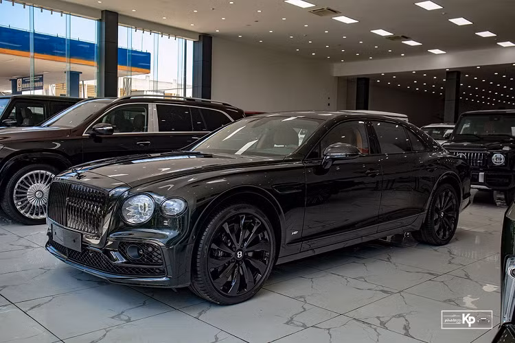 So với đối thủ Rolls-Royce Phantom hiện nay khoảng hơn 80 tỷ đồng, giá xe Bentley Flying Spur 2021 dễ chịu hơn rất nhiều nên đây vẫn là lựa chọn của không ít khách hàng tại Việt Nam.
