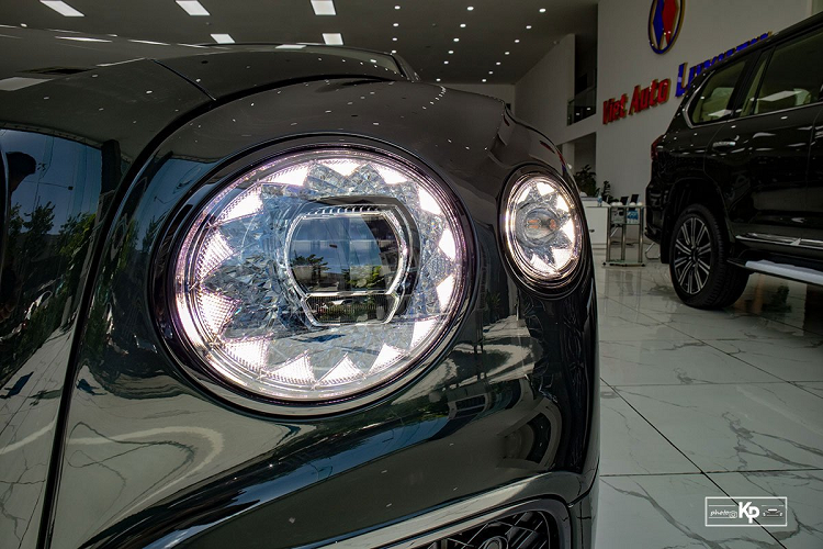 Giống như Rolls-Royce, Bentley Flying Spur 2021 sử dụng màn hình giải trí xoay/lật có hỗ trợ khả năng kết nối điện thoại thông minh với đầu ra là dàn âm thanh 18 loa công suất 2.200 Watt với bộ chuyển đổi âm trầm chủ động Active Pass Transducer, hệ thống bao gồm Amplifier 21 kênh.