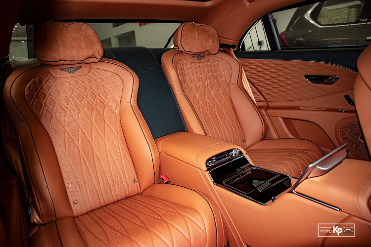 Ngoại hình của Bentley Flying Spur First Edition có điểm nhấn là toàn bộ chi tiết đã được sơn đen. Đầu xe với cụm đèn pha Full LED với hiệu ứng pha lê thể hiện sự cao cấp. Thay vì lưới tản nhiệt crom như những bản thường, chiếc Flying Spur này sử dụng màu sơn đen, logo cũng tương tự mang đến sự đồng nhất cho chiếc xe.