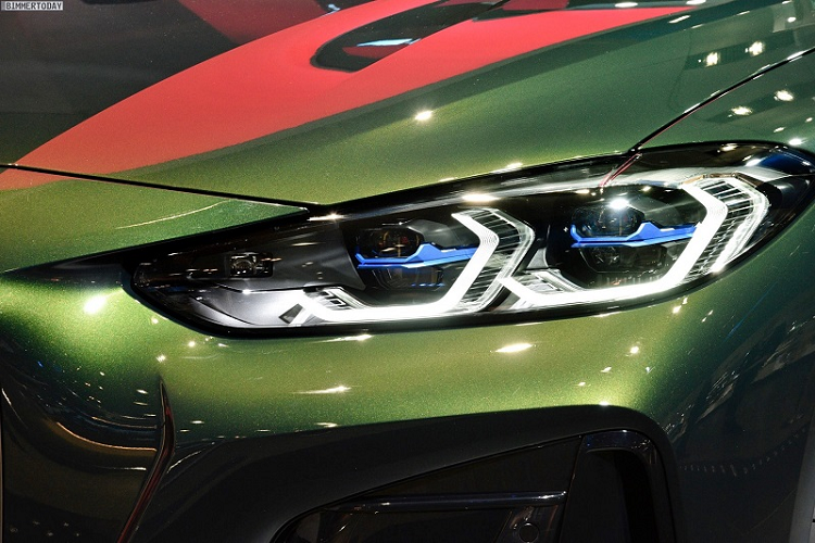 Ở bên trong khoang nội thất, mẫu xe sang BMW 430i Cabriolet M Sport này sử dụng chất liệu da Vernasca màu be cho ghế ngồi, trong khi bảng táp-lô tối màu tạo cảm giác nam tính nổi bật với màn hình cảm ứng trung tâm 10,3 inch sử dụng hệ điều hành iDrive 7.0 tương thích Apple CarPlay/Android Auto. Đi kèm là vô lăng M bọc da tích hợp lẫy chuyển số thể thao phía sau cùng màn hình công cụ kỹ thuật số 12,3 inch sắc nét. Được biết, phiên bản này còn được trang bị hệ thống âm thanh hàng hiệu Harman Kardon bao gồm 12 loa công suất 404 W.