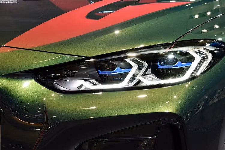 Ở bên trong khoang nội thất, mẫu xe sang BMW 430i Cabriolet M Sport này sử dụng chất liệu da Vernasca màu be cho ghế ngồi, trong khi bảng táp-lô tối màu tạo cảm giác nam tính nổi bật với màn hình cảm ứng trung tâm 10,3 inch sử dụng hệ điều hành iDrive 7.0 tương thích Apple CarPlay/Android Auto. Đi kèm là vô lăng M bọc da tích hợp lẫy chuyển số thể thao phía sau cùng màn hình công cụ kỹ thuật số 12,3 inch sắc nét. Được biết, phiên bản này còn được trang bị hệ thống âm thanh hàng hiệu Harman Kardon bao gồm 12 loa công suất 404 W.