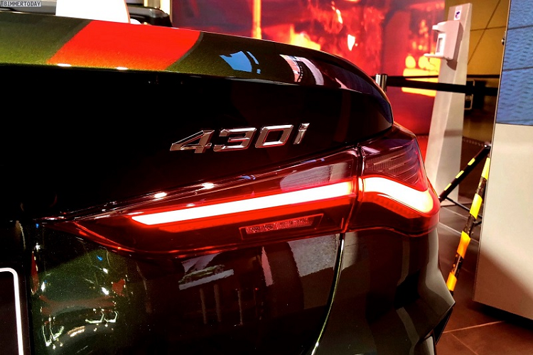 Đáng chú ý, BMW 430i Convertible có khả năng đóng/mở mui trong khoảng thời gian 18 giây khi di chuyển ở vận tốc tối đa lên đến 50 km/h. So với bản Coupe, mui mềm trên biến thể mui trần 430i Convertible nhẹ hơn khoảng 40%.