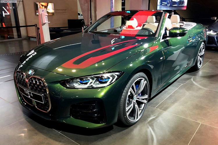 Giá xe BMW 430i Convertible M Sport chưa được công bố chính thức, xe sẽ bắt đầu được giao tới tay khách hàng Việt vào tháng 8 sắp tới, với 5 tùy chọn màu sơn ngoại thất là đen, trắng, xanh xám, xanh lá và xanh tím. Ngoài phiên bản mui trần này, BMW 4-Series 2021 còn có 2 biến thể khác là Coupe và Gran Coupe.