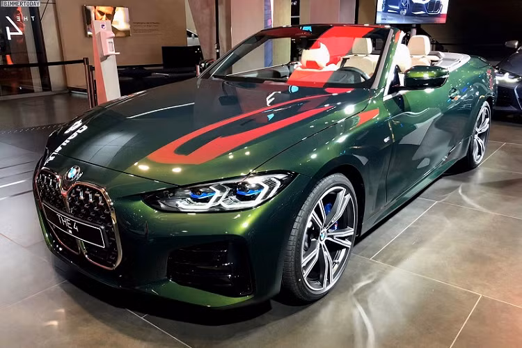 Giá xe BMW 430i Convertible M Sport chưa được công bố chính thức, xe sẽ bắt đầu được giao tới tay khách hàng Việt vào tháng 8 sắp tới, với 5 tùy chọn màu sơn ngoại thất là đen, trắng, xanh xám, xanh lá và xanh tím. Ngoài phiên bản mui trần này, BMW 4-Series 2021 còn có 2 biến thể khác là Coupe và Gran Coupe.