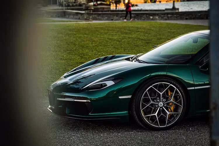 Nhờ sử dụng hệ thống làm mát mới, mẫu xe này có khả năng vận hành trơn tru ở nhiều điều kiện khác nhau, điển hình là trên trường đua hay di chuyển trong lúc kẹt xe ở đô thị, song song đó là cải thiện đáng kể lực ép xuống mặt đường khi vào cua ở tốc độ cao. Phần thân xe được làm hoàn toàn từ sợi carbon để tối ưu hóa khối lượng.