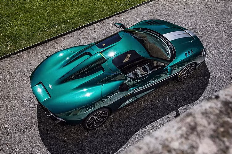 Carrozzeria Touring là một công ty sản xuất ôtô có trụ sở tại Italy và được thành lập lần đầu tại Milan vào năm 1925. Thương hiệu này đã được cấp bằng sáng chế cho việc phát minh ra phương pháp cắt giảm khối lượng khung gầm với tên gọi Superleggera vào năm 1936.