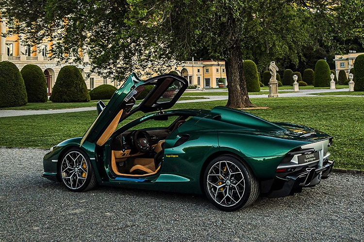 Với ngoại hình nổi bật và những đường nét thanh lịch, Arese RH95 được trang bị cửa cắt kéo lấy cảm hứng từ Ferrari LaFerrari. Phần nóc xe phía sau gây ấn tượng với hai khe thoát gió nhằm tối ưu tính khí động học.