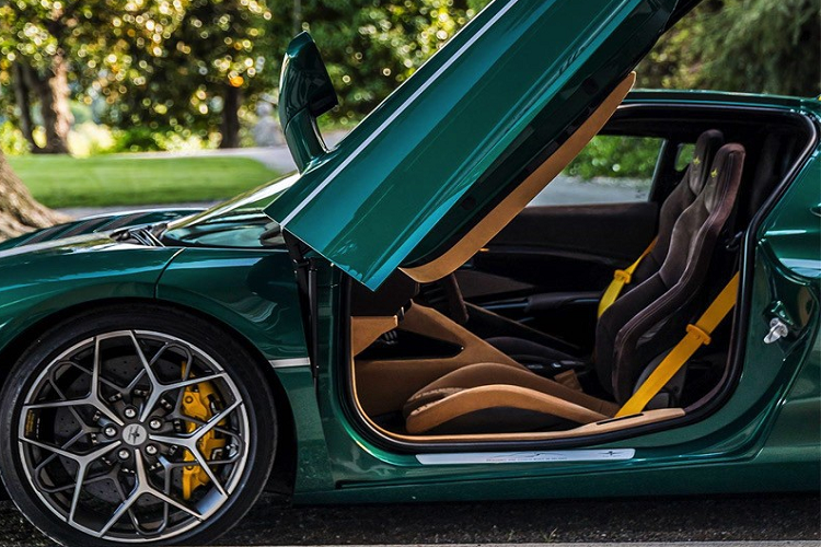 Carrozzeria Touring cũng cung cấp nhiều tùy chọn cá nhân hóa để phù hợp với sở thích của mọi khách hàng. Hơn nữa, hãng cũng khuyến khích khách hàng của mình sáng tạo hết mức có thể, với sự hỗ trợ của các nhà thiết kế chuyên nghiệp của hãng trong suốt toàn bộ quá trình để đảm bảo rằng trí tưởng tượng của chủ nhân sẽ trở thành hiện thực một cách hoàn hảo.