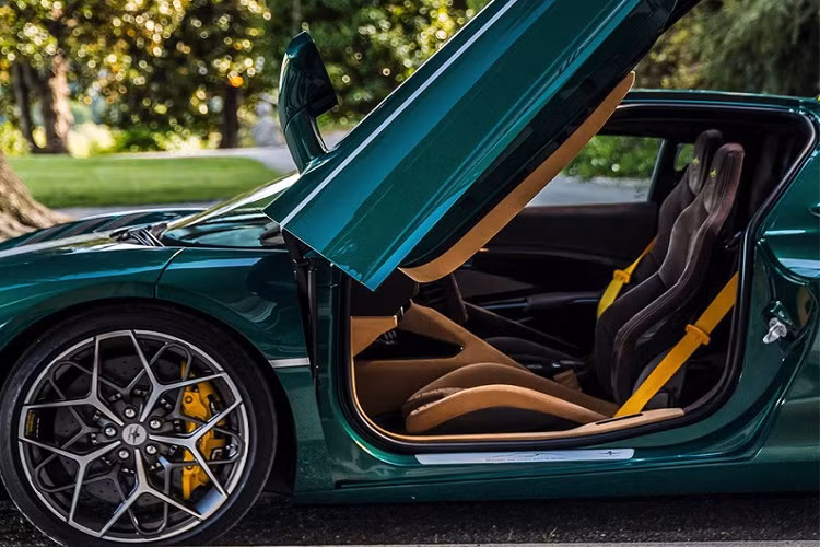 Carrozzeria Touring cũng cung cấp nhiều tùy chọn cá nhân hóa để phù hợp với sở thích của mọi khách hàng. Hơn nữa, hãng cũng khuyến khích khách hàng của mình sáng tạo hết mức có thể, với sự hỗ trợ của các nhà thiết kế chuyên nghiệp của hãng trong suốt toàn bộ quá trình để đảm bảo rằng trí tưởng tượng của chủ nhân sẽ trở thành hiện thực một cách hoàn hảo.